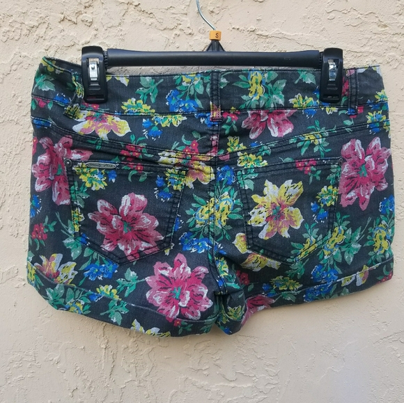 Celebrity Pink Denim Floral Shorts - Picture 4 of 5